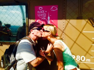 eiffel tower kiss